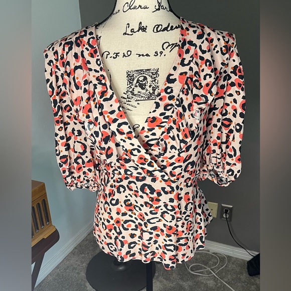 Ted Baker - Beautiful and Feminine Animal Print Blouse with V-neck - Picture 10 of 14